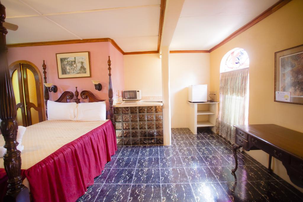 Banana Bank Lodge & Jungle Horseback Adventures เบลโมแพน ภายนอก รูปภาพ